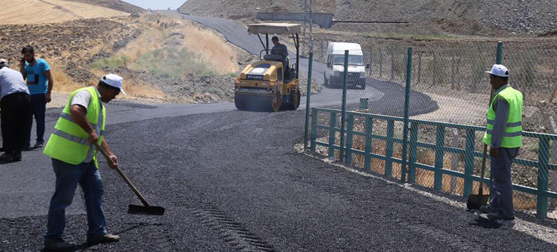 DULKADİROĞLU’NDA ÇEVRE DÜZENİ VE YOL YAPIM ÇALIŞMALARI