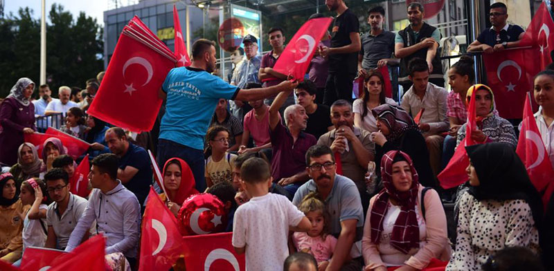 DULKADİROĞLU’NDAN 15 TEMMUZ’DA 15 BİN TÜRK BAYRAĞI