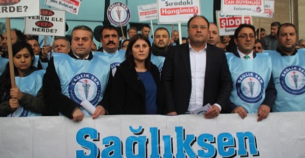 Sağlık Sen Kahramanmaraş Şubesi Üyeleri ve sağlık çalışanları, KSÜ Sağlık Uygulama ve Araştırma Hastanesi Radyoloji Kliniğinde görevli Serhat İğci’nin uğradığı saldırıyı protesto etti. Kahramanmaraş Sütçü İmam Üniversitesi (KSÜ) Sağlık Uygulama ve Araştırma Hastanesi önünde toplanan sağlık çalışanları, dün hasta yakınları tarafından saldırıya uğrayarak yaralanan Serhat İğci’nin yaşadığı talihsiz olayı kınadı. Programa saldırıya uğrayan Serhat İğci’nin eşi ev hanımı Ümran İğci de katıldı. Sağlık Sen Kahramanmaraş Şube Başkanı Bünyamin Mutlu Demirci, yaptığı açıklamada: “Kardeşimiz Serhat İğci kendini bilmez hasta yakınları tarafından alçakça bir saldırıya uğramış ve darp edilmiştir. Meslektaşımızın hayati tehlikesi söz konusu olup, halen yoğun bakım ünitesinde gözlem altında tutulmaktadır.” dedi. Hasta yakınları tarafından saldırıya uğrayan Serhat İğci’nin bir an önce iyileşerek görevine dönmesini temenni eden ve sağlıkta şiddet olaylarına karşı tek yürek olduklarını göstermek için toplandıklarını aktaran Demirci şunları dile getirdi: “Serhat kardeşimize yapılan bu insanlık dışı saldırıyı şiddetle ve nefretle kınıyor, böyle olayların bir daha yaşanmaması adına adaletin tesisi noktasında mahkemelerimize güvencimizin tam olduğunu bildiriyoruz. Halkımızı gece gündüz demeden kendilerine fedakarca hizmet eden sağlık çalışanlarımıza sahip çıkmaya davet ediyoruz. Ülke genelinde sağlık çalışanlarına şiddet artarak devam etmektedir. Bu olaylar artık münferit olmaktan çıkmış bir sağlık terörü halini almıştır. Sağlıkta şiddeti engellemeye yönelik sendikamızın talep ettiği caydırıcı yasaların bir an önce çıkarılarak hayata geçirilmesi gerekliliğini bir kez daha yaşayarak acı bir şekilde tecrübe etmiş bulunmaktayız. Serhat kardeşimize acil şifalar dilerken saldırganların en ağır şekilde cezalandırılmasını istiyoruz dedi.