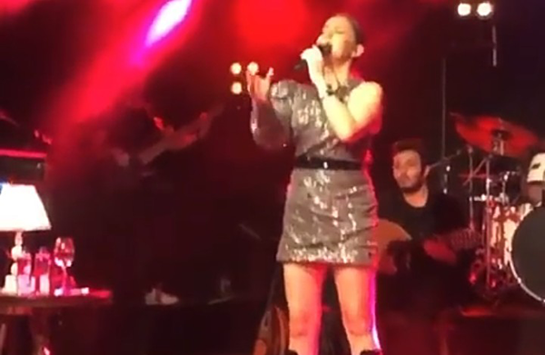 Merve Özbey Barış Manço'yu Konserinde Unutmadı