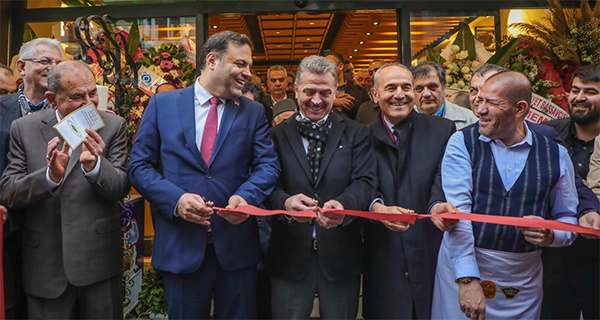 Etlioğulları Açılış Kurdelasını Kervancıoğlu Kesti İstanbul Gaziosmanpaşa ilçesinde meydan şube açılışı gerçekleşen Kahramanmaraşlı ETLİOĞULLARI Pastaneleri