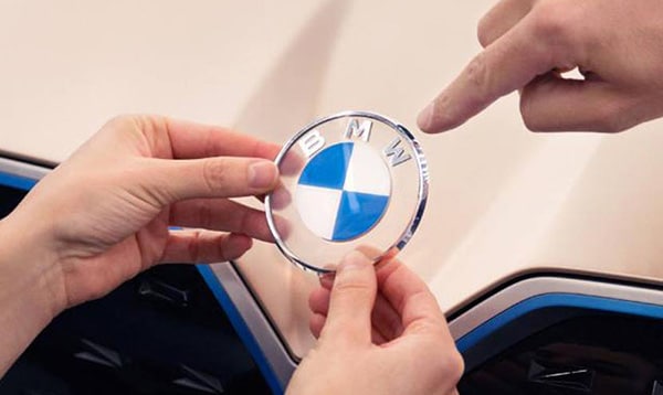 BMW, yeni logosunu tanıttı