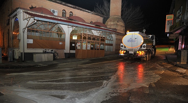 GÖKSUN BELEDİYESİ YOL VE KADIRIMLARI DEZENFEKTANLA YIKADI