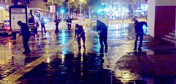Kahramanmaraş Büyükşehir Belediyesi Kaldırımları Adım Adım İlaçlıyor