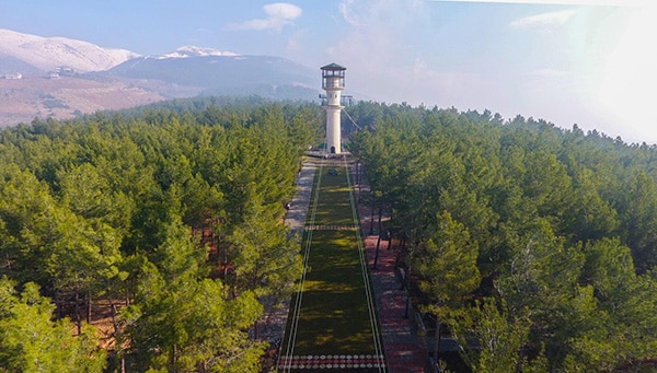 Dulkadiroğlu Belediye Başkanı Necati Okay, salgının sona ermesiyle tüm vatandaşlarla mesire alanlarında, parklarda ve sosyal alanlarda buluşacaklarını söyledi.

Dulkadiroğlu Belediye Başkanı Necati Okay, Koronavirüs ile mücadelenin yanı sıra tüm belediyecilik hizmetlerini de aksatmadan sürdürdüklerini kaydetti. Başkan Okay, bu sürecin sona ermesiyle vatandaşların sosyal tesis ve mesire alanlarına kavuşacakları günü beklediklerini dile getirdi.
Virüs ile mücadele çalışmalarının yanı sıra Fen İşleri Ekipleri’nin de yoğun bir mesai harcadığını kaydeden Başkan Okay, vatandaşların hizmetine sunulacak alanların tadilattan geçtiğini, yeni projelerin de başarı ile devam ettiğini belirtti.
Özellikle vatandaşların sıklıkla kullandığı mesire alanları, parklar, çay bahçeleri ve sosyal alanların özenle elden geçirildiğini aktaran Başkan Okay, macera parkı, bahtiyar yokuşu 2 ve diğer projelerin de inşaat çalışmalarının devam ettiğini dile getirdi.
Başkan Okay, konuyla ilgili yaptığı konuşmasında şunları söyledi: “Tüm dünya olarak önemli bir süreçten geçiyoruz. Türkiye olarak da bu süreci en iyi yürüten ülkelerin başında geliyoruz. Bu başarı hükümetimizin doğru politikaları ve vatandaşımızın hoş görüsü ile gerçekleşmektedir. Bu süreç başarılı bir şekilde atlatıldığında bizler de vatandaşlarımızın temiz hava alacakları, doyasıya gezip dolaşa bilecekleri alanlarımızı elden geçiriyoruz. Bu süreç ne kadar zorlu da olsa Dulkadiroğlu Belediyesi olarak hiçbir projemizi durdurmadık ve özverili bir şekilde çalışarak projelerimizi tamamlamaya gayret ediyoruz. Vatandaşlarımızın bu sürecin ardından koşacakları mesire alanlarımızı onların geleceği güne hazırlıyoruz. Macera parkımızın inşaatını hızla devam ettiriyoruz. Bahtiyar Yokuşu 2 Projemiz tüm hızıyla devam ediyor. Ayrıca tüm park ve bahçelerimiz tadilattan geçiriliyor. Cevizli Bahçenin tadilat çalışmaları devam ediyor. Gençlerimizin göz bebeği gençlik merkezimiz aynı özveriyle gençlere kavuşacağı güne hazırlanıyor. Biz bu süreci hizmet anlamında da en iyi şekilde değerlendiriyoruz. Bu süreci birlikte atlatacağız ve normal zamanlarımızda olduğu gibi yine kol kola olacağız. Ben vatandaşlarımızın sabırla beklemesini tavsiye ediyor hepsine saygı ve sevgilerimi sunuyorum.”
