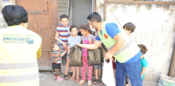 Hayırda Öncü’ler Bayram Öncesi Yetim Çocukları Sevindirdi