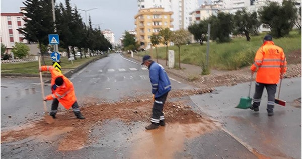 Yağışların getirdiği atıklar temizleniyor