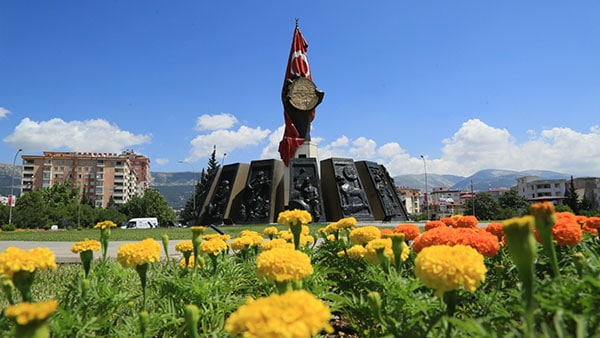 Büyükşehir’den Mevsimlik Çiçek Dikimi