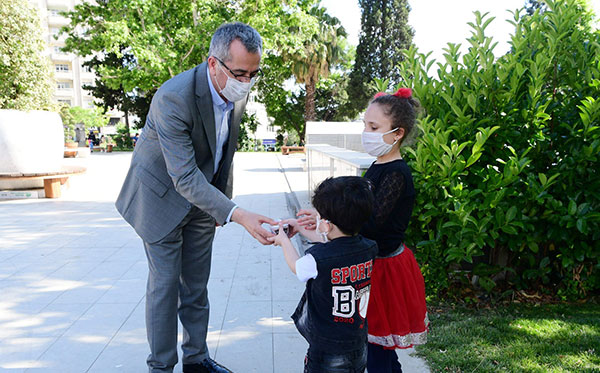 Başkan Güngör Çocuklara Dondurma İkram Etti