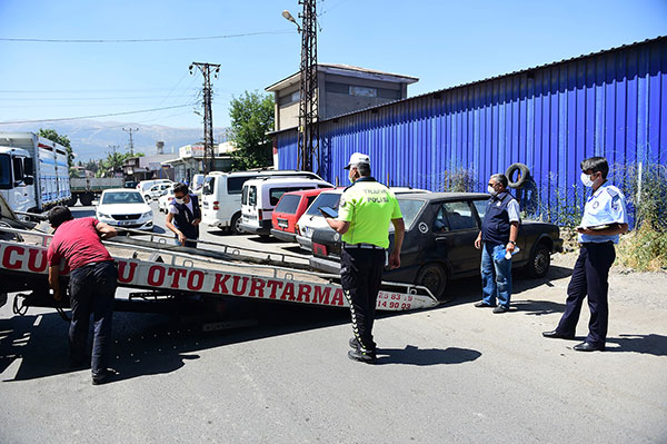 DULKADİROĞLU’NDA HURDA ARAÇLAR TOPLANIYOR