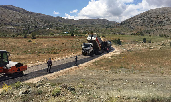 Dağlıca yolunda sathi kaplama başladı