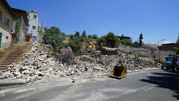 Tarihi Maraş Kalesi Etrafındaki Metruk Binalar Yıkılıyor