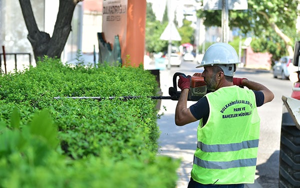 DULKADİROĞLU’NDA PARK VE BAHÇE BAKIMLARI YAPILIYOR