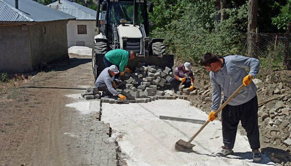 Kınıkkoz Yolu’na parke döşeniyor