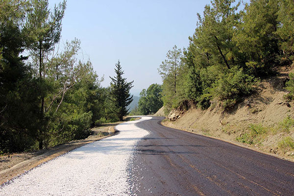 KMBB Köklü ve Alanlı yolunda sathi kaplama çalışması başlattı