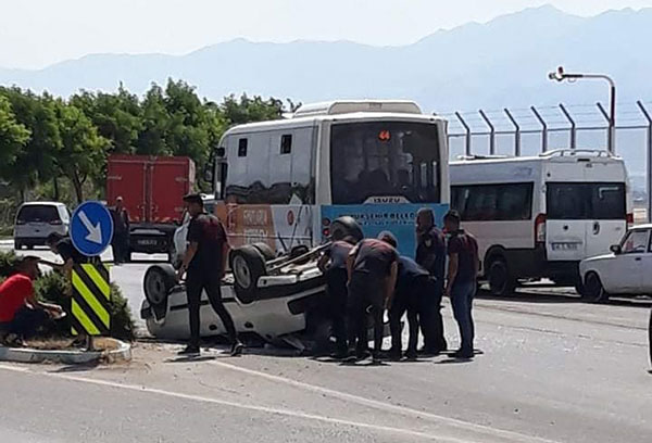 Otomobil Orta Refüje Çarparak Takla Attı: 2 Yaralı