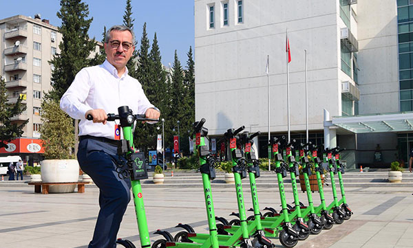 Kahramanmaraş Büyükşehir Belediyesi akıllı şehir uygulamasına bir halka daha ekleyerek elektrikli scooterları hizmete sundu.