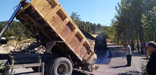 Karamanlı Yolu’nda sathi kaplama başladı