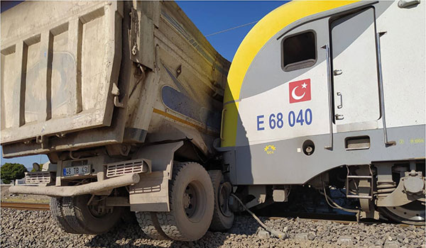 Yük Treni Kamyona Çarptı: 1 Ölü 1 Yaralı