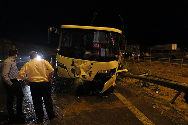 Kahramanmarasta otobus devrildi 14 yarali