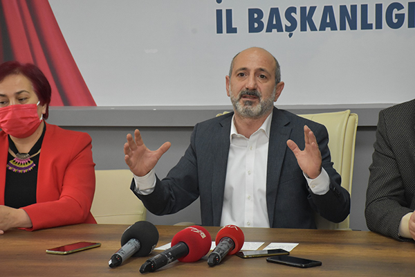 Cumhuriyet Halk Partisi (CHP) Genel Başkan Yardımcısı Kahramanmaraş Milletvekili Ali Öztunç, belediyeciliğin kitabını yazmakla belediye başkanlığı yapılamadığını ifade ederek, “Maalesef Kahramanmaraş sahipsiz” dedi. CHP Parti binasında düzenlediği basın toplantısında gündemi değerlendiren Ali Öztunç, Kahramanmaraş’ta AK Parti iktidarının çalışmalarını eleştirdi. Konuşmasına Kahramanmaraş’ta salgın sürecinin iyiye gitmesinden duyduğu memnuniyeti dile getiren Öztunç, “Hızlı tren gelmiş Kahramanmaraş’a hayırlı olsun. Suda yüzde 55-60 altmış indirim yapılmış hayırlı olsun. Aksu Çay’ı temizlenmiş hayırlı olsun. Deprem gerçeğiyle ilgili Kahramanmaraş’ta çok güzel tedbirler alınmış. Hayırlı uğurlu olsun. Afşin-Elbistan Termik Santralleri artık zehir saçmıyor hayırlı oldun. Çok başarılılar özellikle Büyükşehir Belediye Başkanı Sayın Hayrettin Güngör'ü kutluyorum bütün bunları yaptı demek isterdim ama diyemiyorum maalesef. Maalesef Hayrettin bey gerçekten de herkesi şaşkına uğrattı. ‘Belediyeciliğin kitabı yazdım bana oy verin, ben çok yönettim’ dedi. Vatandaş da dedi ki, Hayrettin beye oy verdiler ve belediye başkanı yaptılar. Ben o dönem demiştim ki rakip olarak, belediyeciliğin kitabını yazmakla belediye başkanlığı yapılmaz. Halkın içinden gelmek lazım, bürokrat mantığı ile bakmamak lazım demiştim ama halkımız böyle bir tercihte bulundu. Baş göz üstüne dedik sesimizi çıkarmadık. 2 yıla yaklaştı neredeyse. Kahramanmaraş’a elle tutulur yaptığı hiçbir şey yok. 2 yıldır devlet memuru gibi 9’da gel 5’te çık. Ne mübarek adam madem bu kadar çok seviyorsun bürokrasi devlet memurluğunu Ankara'da kalsaydın. Neden Kahramanmaraş'ın 5 yılını heba ettin ki. Adayken Aksu Çay’ı temizleyecek merak etmeyin dedi bakan getirdi buraya gram yok. Suya indirim yapacağım demişti indirim yapmadığı gibi bir zam yaptı bir de güncelleme dedi buna Hayretti bey. Kahramanmaraş merkeze hızlı tren getireceğiz dedi. Hızlı tren falan yok ben söyleyince AK Partililer bana saldırdı. Hızlı tren yok arkadaşlar” dedi. Verilen sözlerin tutulmadığını öne süren Öztunç, konuşmasının devamında ise, “Afşin-Elbistan termik santrali filtresiz çalışmayacak dediler çalışıyor hala. Ocak ayına kadar izin dediler ocak ayı geldi bakalım ne olacak. Bakalım filtre yapılmış mı yapılmamış mı? Helete’nin suyunu aldılar Gaziantep’e götürdüler tamam hadi olsun dedik ama ilçe sözü olmadı. Verdikleri sözün hiçbirini tutmadılar. AK Parti’nin Kahramanmaraş’ta yöneticileri belediye başkanı Kahramanmaraşlıları kandırıyor. Oy zamanı söylüyorlar sonra vatandaşın yüzüne bile bakmıyorlar. Ben bunları söylemek zorundayım ben bunları söyleyince bana kızıyorlar. Ama gerçek bu. Çok başarısız bir belediye yönetimi var Kahramanmaraş’ta. Bunu ben muhalefet olsun diye söylemiyorum. Kendine gelsin motive olsun ve çalışsın diye söylüyoruz. Burası hepimizin memleketi. Çevremize baktığımızda her yer uçuyor Kahramanmaraş yerinde sayıyor. Havaalanımıza uçak inmiyor. Uçak inmeyen havaalanını ne yapalım. Bunu söylemek benim görevim, bunu söylemek gazetecilerinde görevi. Belki çok ağır eleştiriler yazamazsınız dengedir, iktidardır gazetelerin ekonomik durumudur. Anlayabilirim bunu ama azda olsa dile getirin arkadaşlar. Yıllar heba oluyor gidiyor. Maalesef Kahramanmaraş sahipsiz. Gelin bir araya gelelim şu şehri beraber büyütelim. Dilimde tüy bitti. Her mecliste kürsüye çıktığımda Kahramanmaraş’ın bir sorununu söylüyorum” diye konuştu.