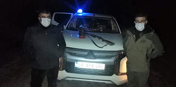 El projektörüyle tavşan avlayan 4 kişi yakalandı
