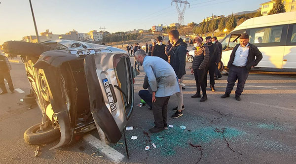 Minibüs ile hafif ticari araç çarpıştı: 1 yaralı