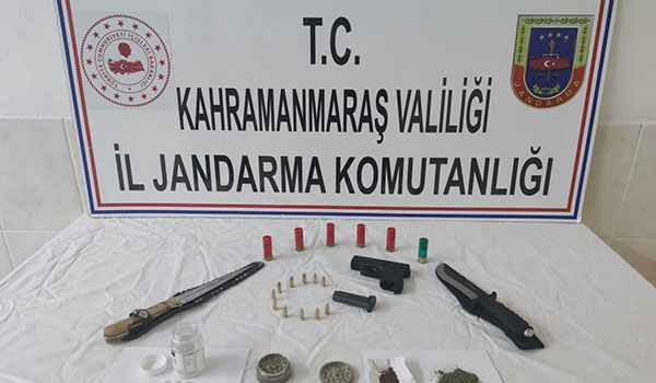 Jandarma otomobilde uyuşturucu ve ruhsatsız tabanca buldu