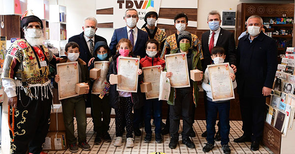 Kurtuluş Haftası etkinlikleri kapsamında esnafa özel olarak hazırlanan hediyelerin dağıtımını