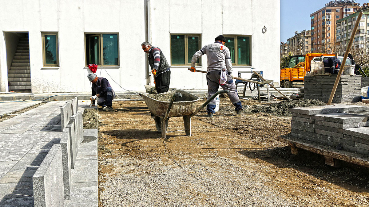 Çevre Düzenleme Çalışmaları Sürüyor Kahramanmaraş Büyükşehir Belediyesi, Onikişubat İlçesi Mimar Sinan Mahallesi’nde yapımı süren