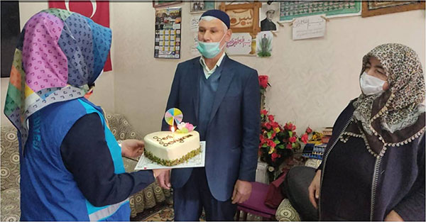 Onikişubat belediyesi 40 yıllık evli Pak çiftine sürpriz yaptı