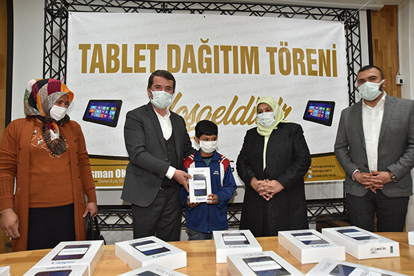 Türkoğlu Belediyesi Öğrencilere 200 Adet Tablet Dağıttı