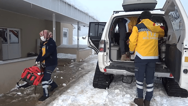 hastalanan Aylin bebeğe paletli ambulansla ulaştılar