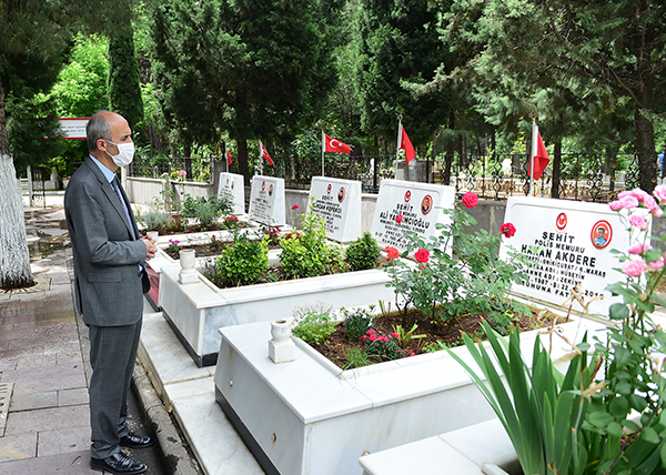 BASKAN OKAY SEHIT VE GAZI YAKINLARI EMANETIMIZDIR1