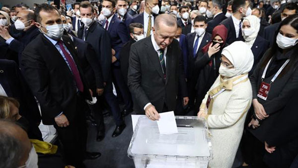 Cumhurbaşkanı Erdoğan, 1428 oyla yeniden AK Parti Genel Başkanı seçildi Cumhurbaşkanı Erdoğan, bugün düzenlenen AK Parti 7. Olağan Kongresi’nde, 1428