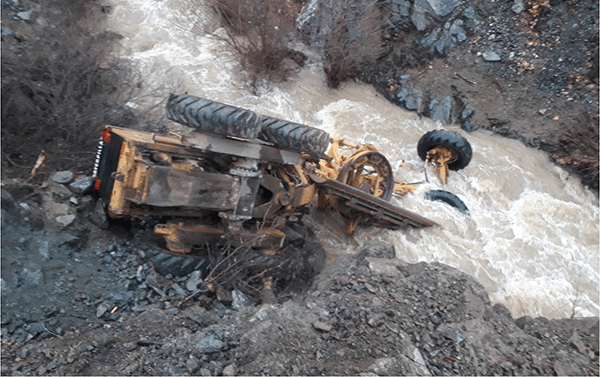 Kahramanmaraş’ın Ekinözü İlçesinde yol çalışması sırasında sürücüsünün kontrolünü kaybettiği iş