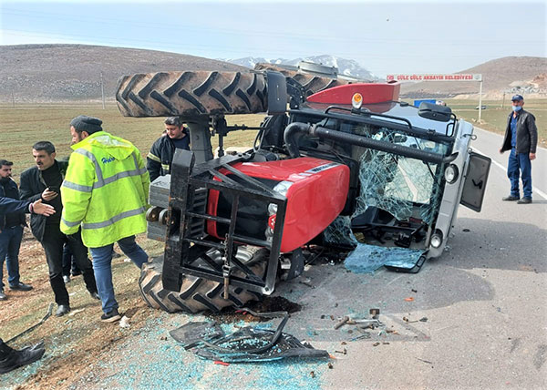 Kahramanmaraş’ın Elbistan İlçesinde sürücüsünün hakimiyetini kaybettiği traktör devrildi. Kaza, İlçeye