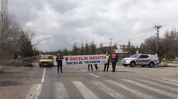 Kahramanmaraş’ın Elbistan ilçesinde jandarma trafik ekipleri, yaya ve okul geçitlerinde