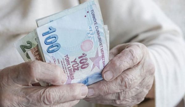 Milyonlarca emekliyi ilgilendiren Ramazan Bayramı ikramiyelerinin ödeme tarihleri belli oldu.