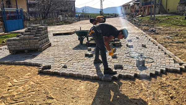 Göksun ilçesinin Mahalle Yollarına Parke Döşeniyor