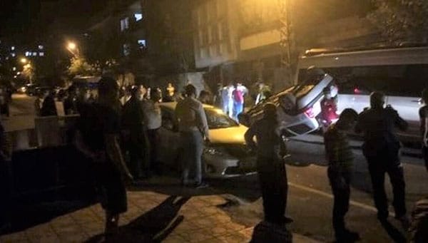 Kahramanmaraş’ta kontrolden çıkan otomobil önce park halindeki bir araca sonra minibüse çarpması sonucu takla attı. Kazada 2 kişi yaralandı. Kaza, Onikişubat ilçesi Kemal Önyurt Caddesi üzerinde meydana geldi. Edinilen bilgiye göre, S.T yönetimindeki otomobiliyle seyir halinde iken direksiyon hakimiyetini kaybetti. Park halindeki bir otomobile ve minibüse çarpman otomobil takla attı. Kazada sürücü S.T ile otomobilde bulunan 1 kişi yaralandı. 112 sağlık ekipleri tarafından hastaneye kaldırılan yaralıların sağlık durumunun iyi olduğu öğrenilirken, kazayla ilgili soruşturma başlatıldı.