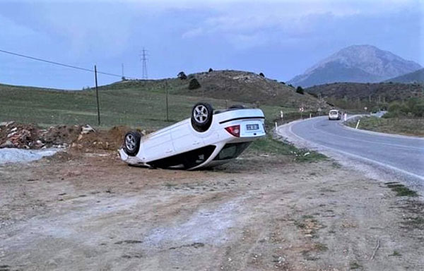 Kahramanmaraş’ta yoldan çıkan otomobil ters öndü