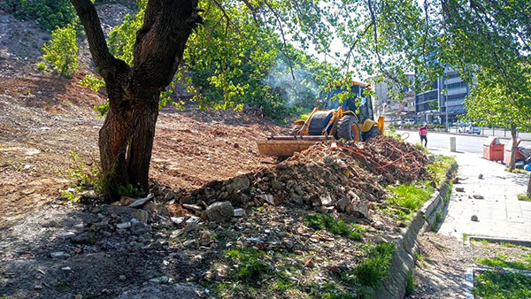 Kahramanmaraş Büyükşehir Belediyesi ekipleri şehir genelindeki arterlerde kent estetiğini bozan