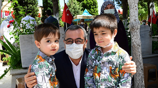 Başkan Güngör’den Bayram Mesajı Büyükşehir Belediye Başkanı Hayrettin Güngör, Kahramanmaraş Şehitliği’ne ziyareti sonrası açıklamasında;