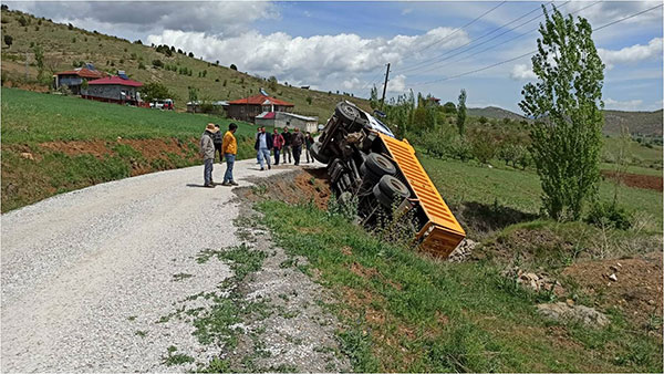 Göksun'da kaya yüklü kamyon devrildi