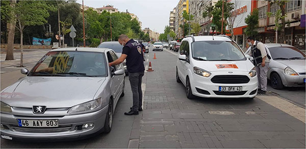 Kahramanmaraş’ta tam kapanma kısıtlamasında polis ekipleri, kent genelinde yasaktan muaf