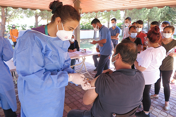 Kahramanmaraş OSB’de bir günde bin 600 kişi aşılanıyor