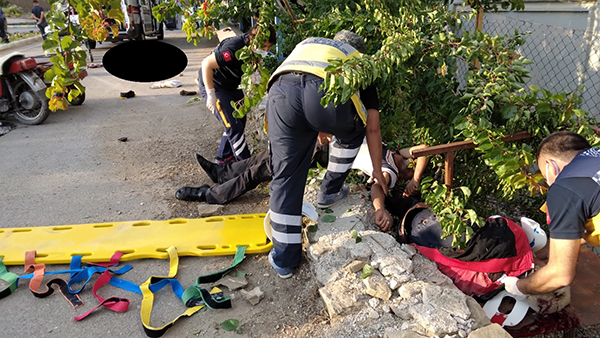 Kahramanmaraş’ın Ekinözü İlçesinde sepetli motosikletin bahçe duvara çarpması sonucu meydana