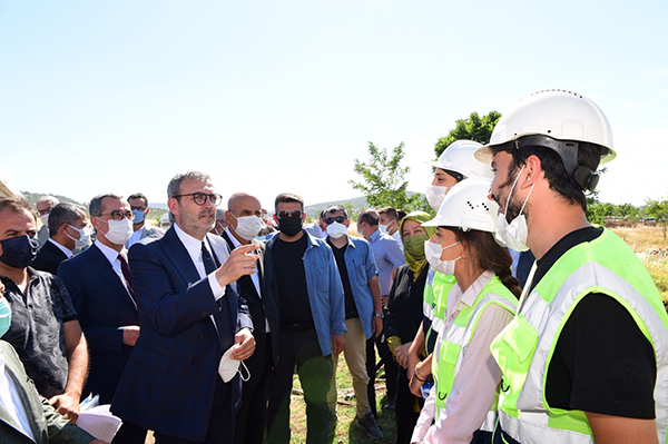 Mahir Unal 165 ulkede taseronluk yapan FETO gencleri ailelerinden kopardi1