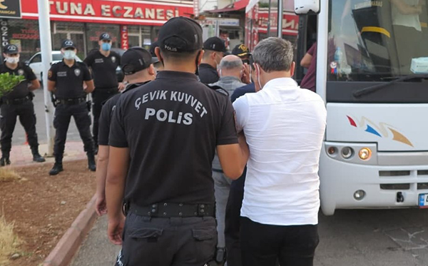 Sarı Maden Operasyonunda: 8 Kişi Tutuklandı Kahramanmaraş’ta polis ekipleri tarafından düzenlenen ‘Sarı Maden’ operasyonunda gözaltına alınan